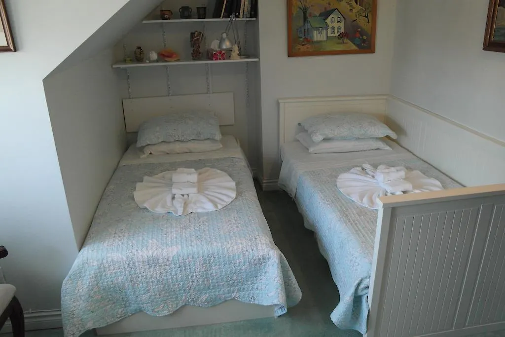 Rose Garden Bed And Breakfast Toronto Bed & Breakfast