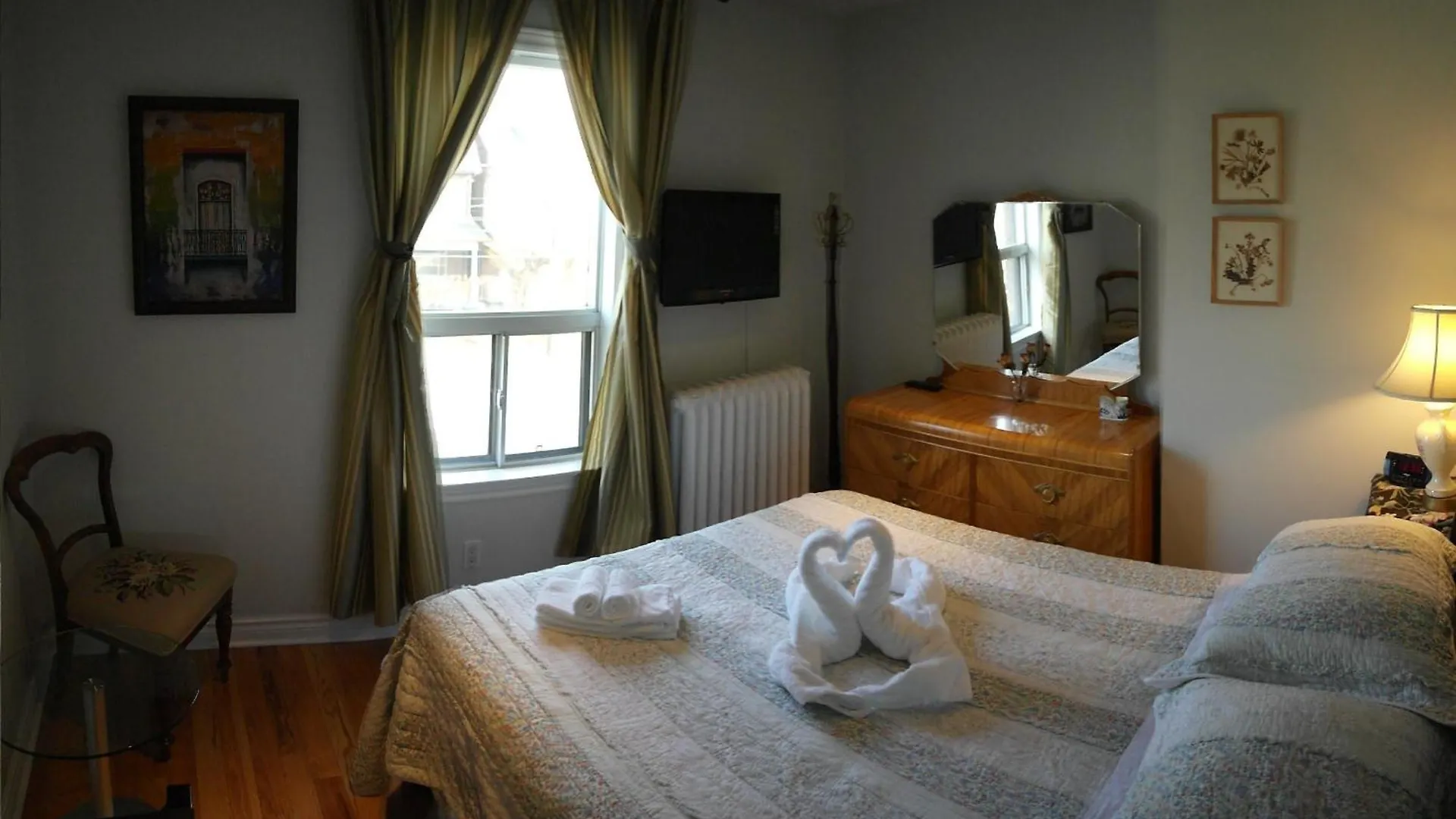 Bed & Breakfast Rose Garden Bed And Breakfast Toronto