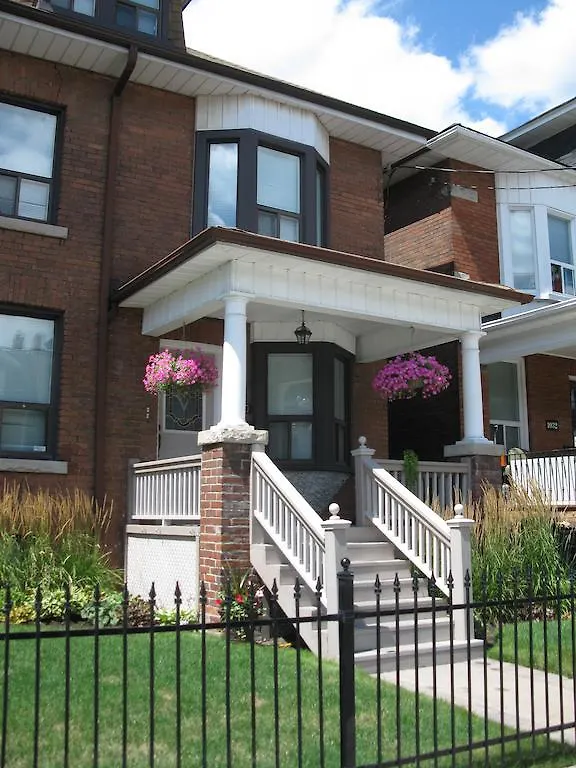 Rose Garden Bed And Breakfast Toronto Bed & Breakfast